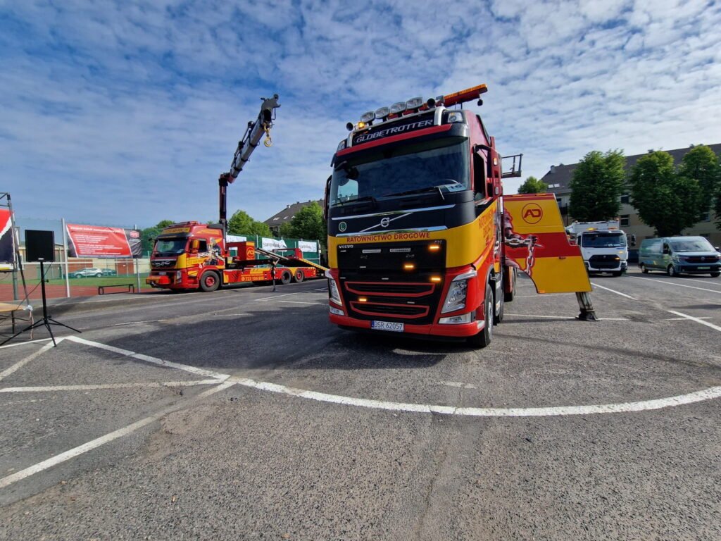 Pomoc drogowa TIR Oleśnica – holownik TIR oraz laweta z HDS do specjalistycznych zadań