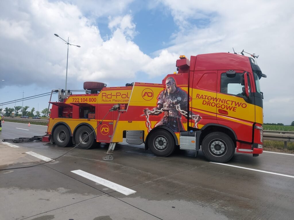 Holownik TIR świadczący usługi pomoc drogowa TIR Oleśnica 24/7 dla pojazdów ciężarowych