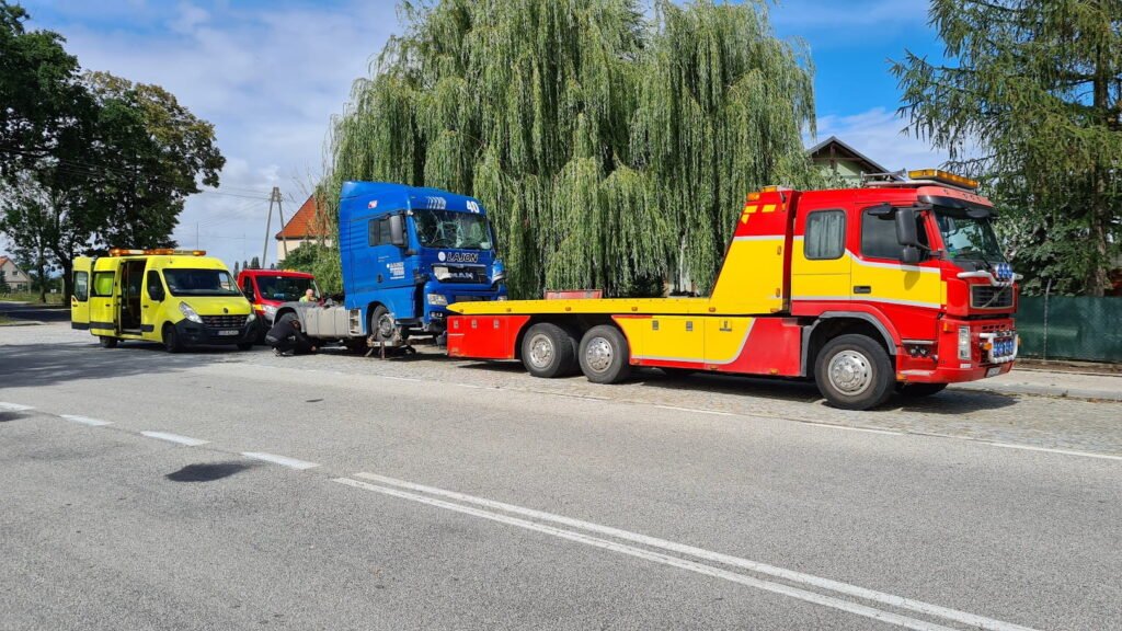 Holowanie TIR Oleśnica – laweta transportująca uszkodzony pojazd ciężarowy na miejsce naprawy.