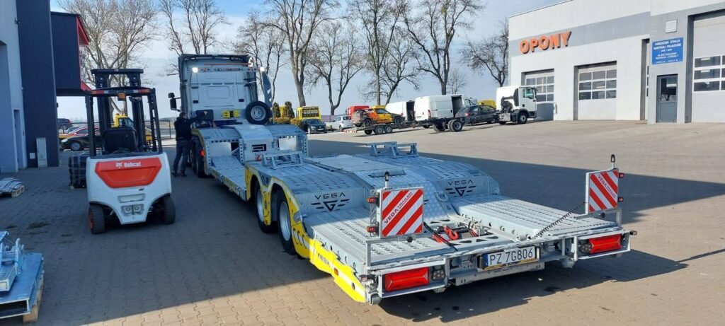 Holowanie ciężarówek Oleśnica – laweta niskopodwoziowa do transportu ciężkich pojazdów i maszyn