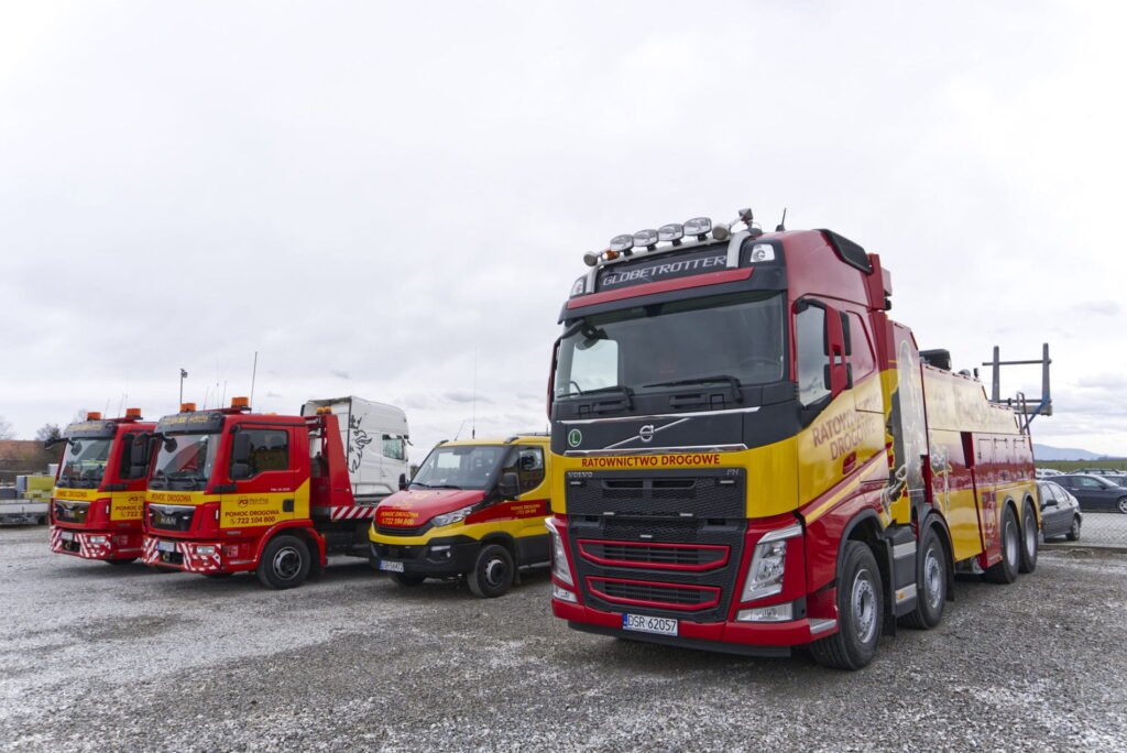 Holowanie ciężarówek Oleśnica – zaparkowany holownik i lawety gotowe do całodobowej pomocy drogowej