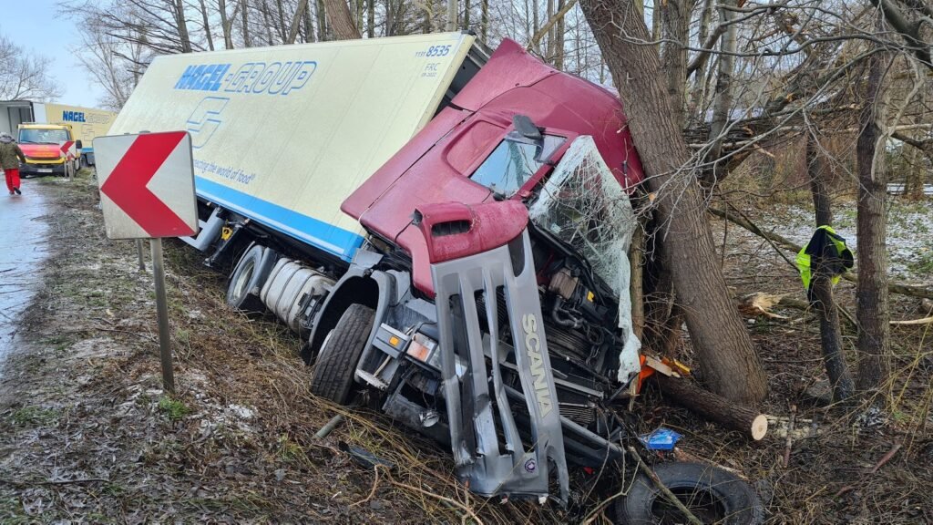Holowanie ciężarówek Oleśnica – pomoc drogowa TIR podczas awarii na trasie, szybka reakcja i profesjonalny sprzęt