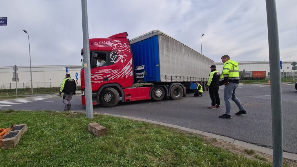 Pomoc drogowa TIR Oleśnica usuwa awarię ciężarówki na poboczu drogi szybkiego ruchu