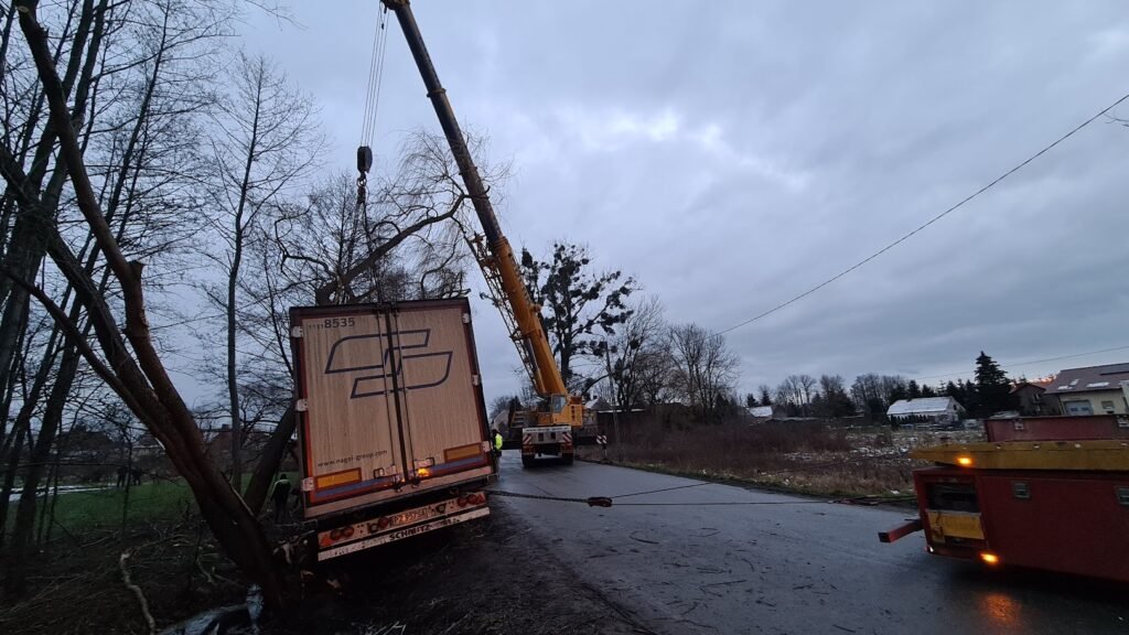 Holowanie TIR Oleśnica – specjalistyczny pojazd pomocy drogowej usuwa uszkodzoną ciężarówkę z drogi w bezpieczny sposób.