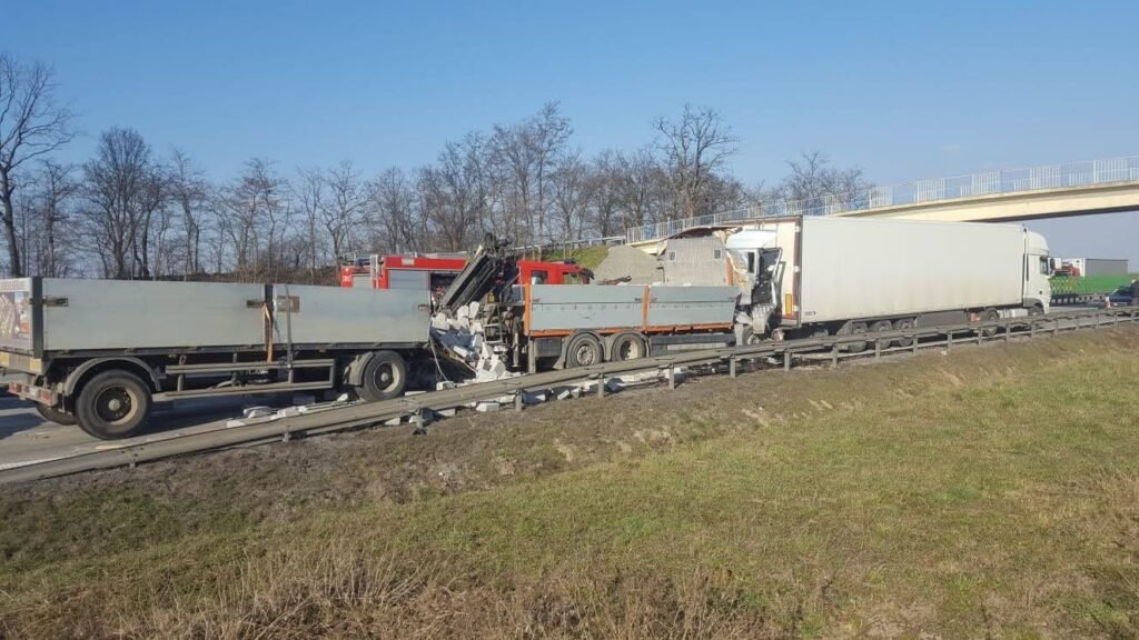Holowanie TIR Oleśnica – specjalistyczny pojazd pomocy drogowej podczas transportu uszkodzonej ciężarówki na trasie.