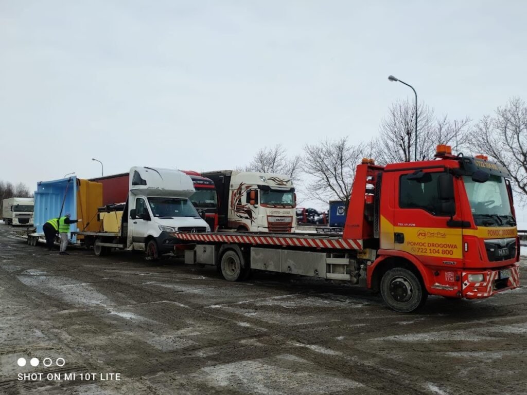Pomoc drogowa TIR Oleśnica udziela pomocy kierowcy ciężarówki po awarii na drodze ekspresowej S8 w pobliżu Oleśnicy.